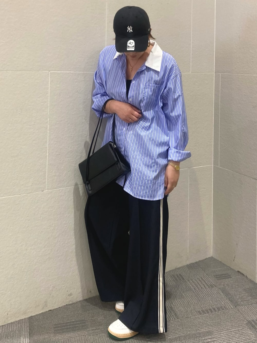 「柄シャツ、ストライプシャツ、シャツスタイル、オトナ女子、カジュアルスタイル、パンツスタイル、最近のいい感じコーデ、30代コーデ、リラックススタイル、キャップ、きれいめカジュアル、スニーカー」｜「ANAPのサイドライン ストレート スラックス パンツ（スラックス、ブルー系）」を使った、Manamiさん（レディース・161cm）の夏コーディネートの1枚目の写真