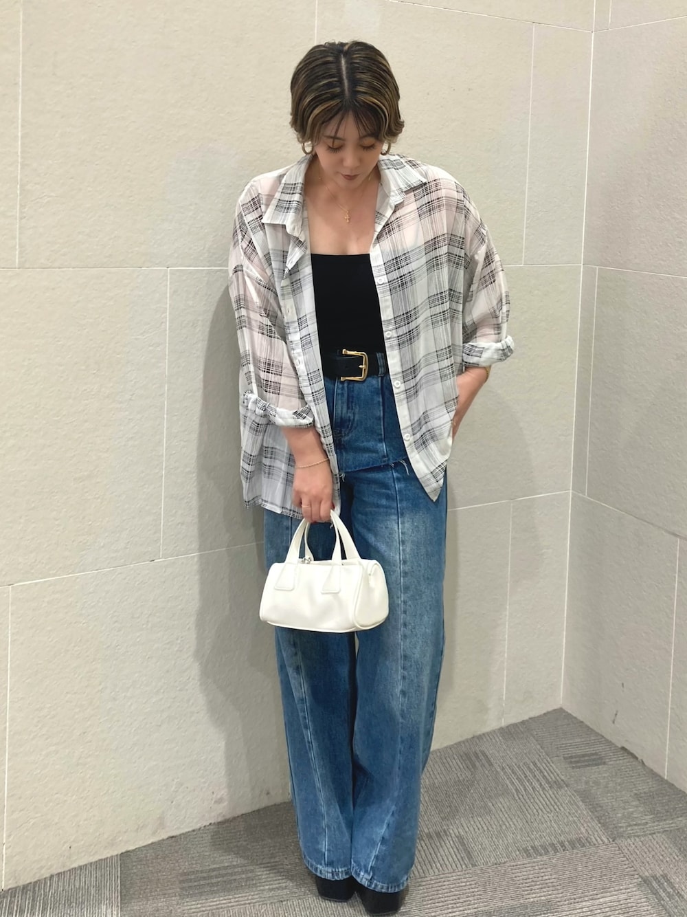 「柄シャツ、ワイドパンツ、シャツスタイル、韓国ファッション、夏コーデ、ラクチンコーデ、オトナ女子、春ファッション、お洒落さんとつながりたい、今日のコーデ、きれいめカジュアル、休日スタイル、デニム、お出かけコーデ、プチプラ」｜「ANAPのチェックシアーブラウス（シャツ/ブラウス、ホワイト系）」を使った、Manamiさん（レディース・161cm）の春コーディネートの1枚目の写真