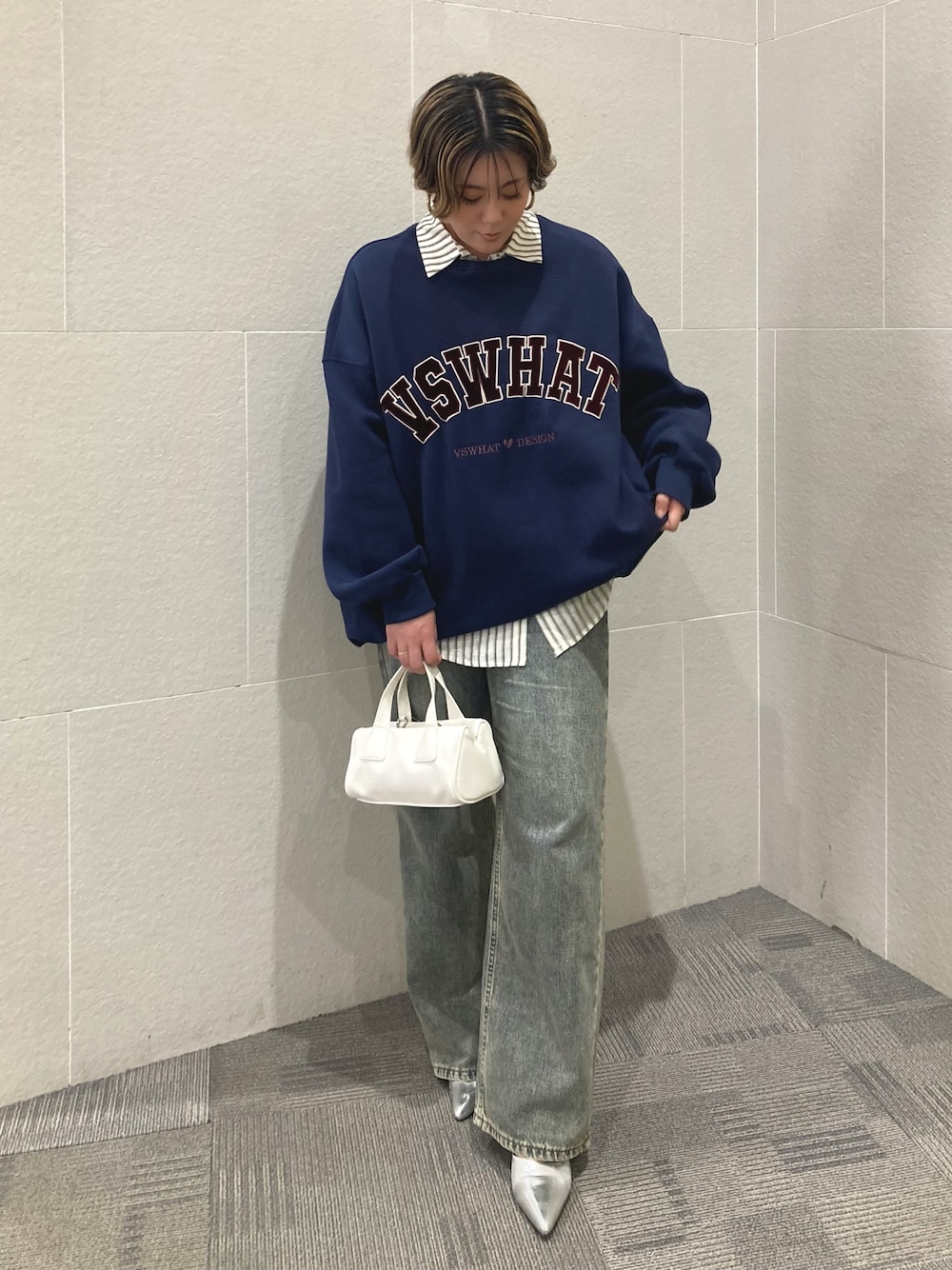 「最近のいい感じコーデ、大人カジュアル、ストライプシャツ、春服コーデ、お出かけコーデ、オトナカジュアル、ラフコーデ、休日スタイル、おしゃれさんと繋がりたい、レイヤードスタイル、韓国ファッション、スポーツミックス、きれいめカジュアル、シャツスタイル、春夏コーデ」｜「ANAPのVSWHATスウェットトップス（スウェット、ブルー系）」を使った、Manamiさん（レディース・161cm）の春コーディネートの1枚目の写真