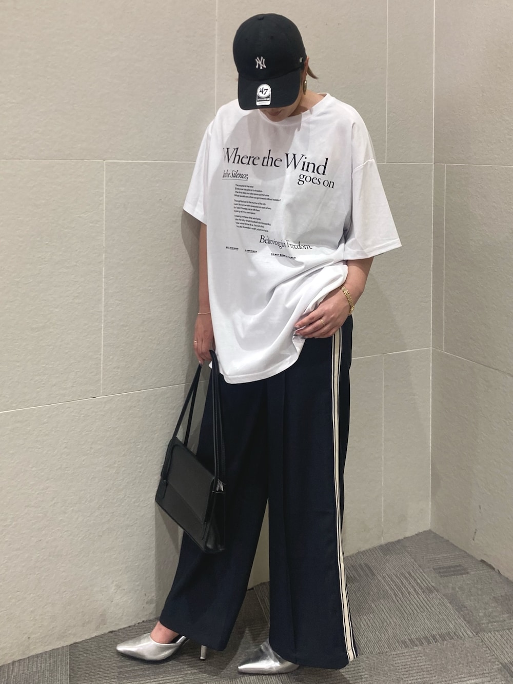 「キャップ、きれいめカジュアル、夏コーデ、夏、オトナ女子、ゆるコーデ、白Tシャツ、モノトーン、スポーツミックス、リラックススタイル」｜「ANAPの47CLEAN UPキャップ（キャップ、ブラック系）」を使った、Manamiさん（レディース・161cm）の夏コーディネートの1枚目の写真