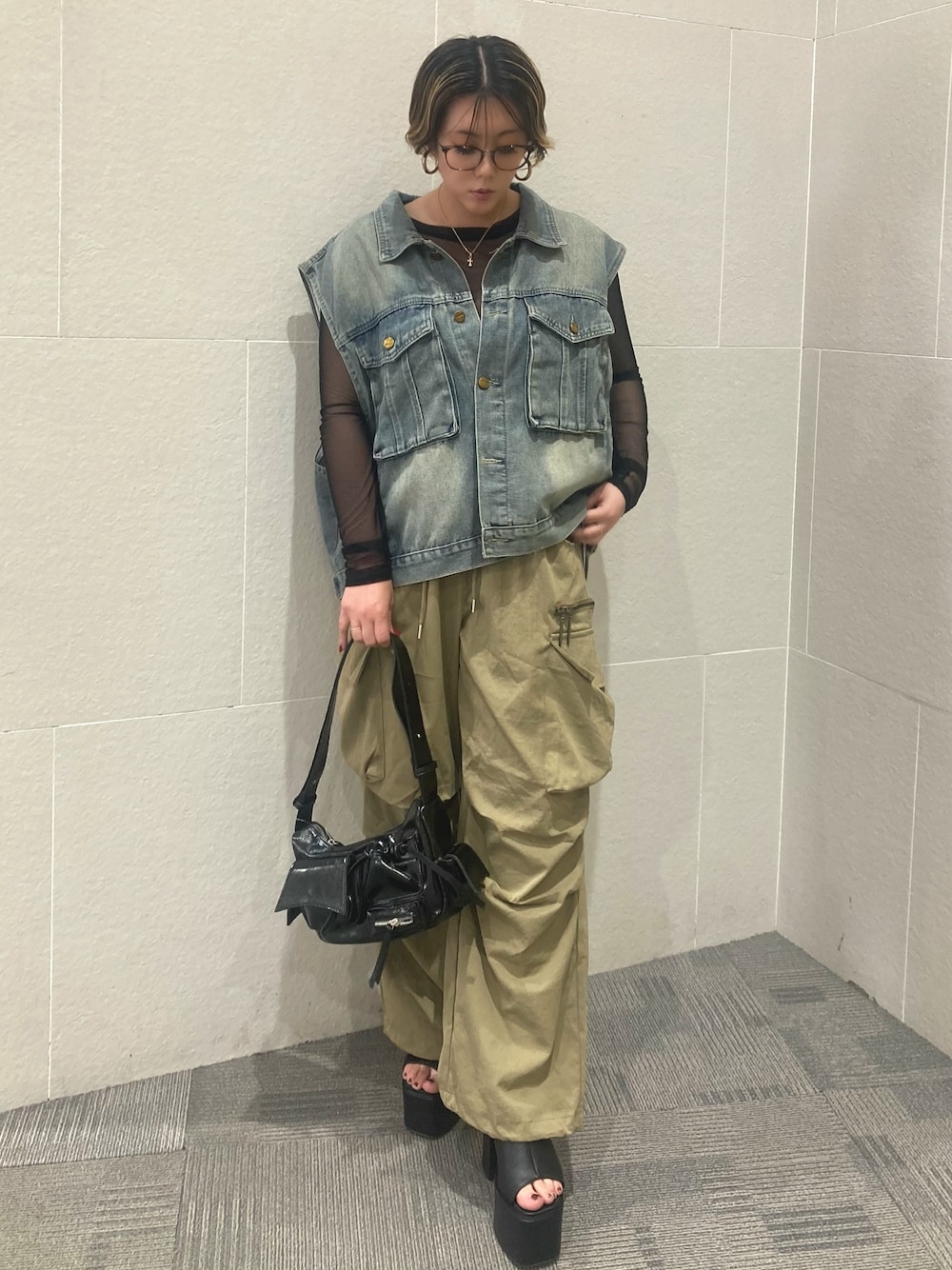 「休日スタイル、シアートップス、レース、メガネ女子、デニム、パンツスタイル、オトナ女子、おしゃれさんと繋がりたい、ヒステリックグラマー、サンダル、プチプラ、厚底サンダル、レイヤードスタイル、カーゴパンツ、ショルダーバッグ」｜「ANAPのビッグポケット ウォッシュデニムベスト（ベスト、ブルー系）」を使った、Manamiさん（レディース・161cm）の春コーディネートの1枚目の写真