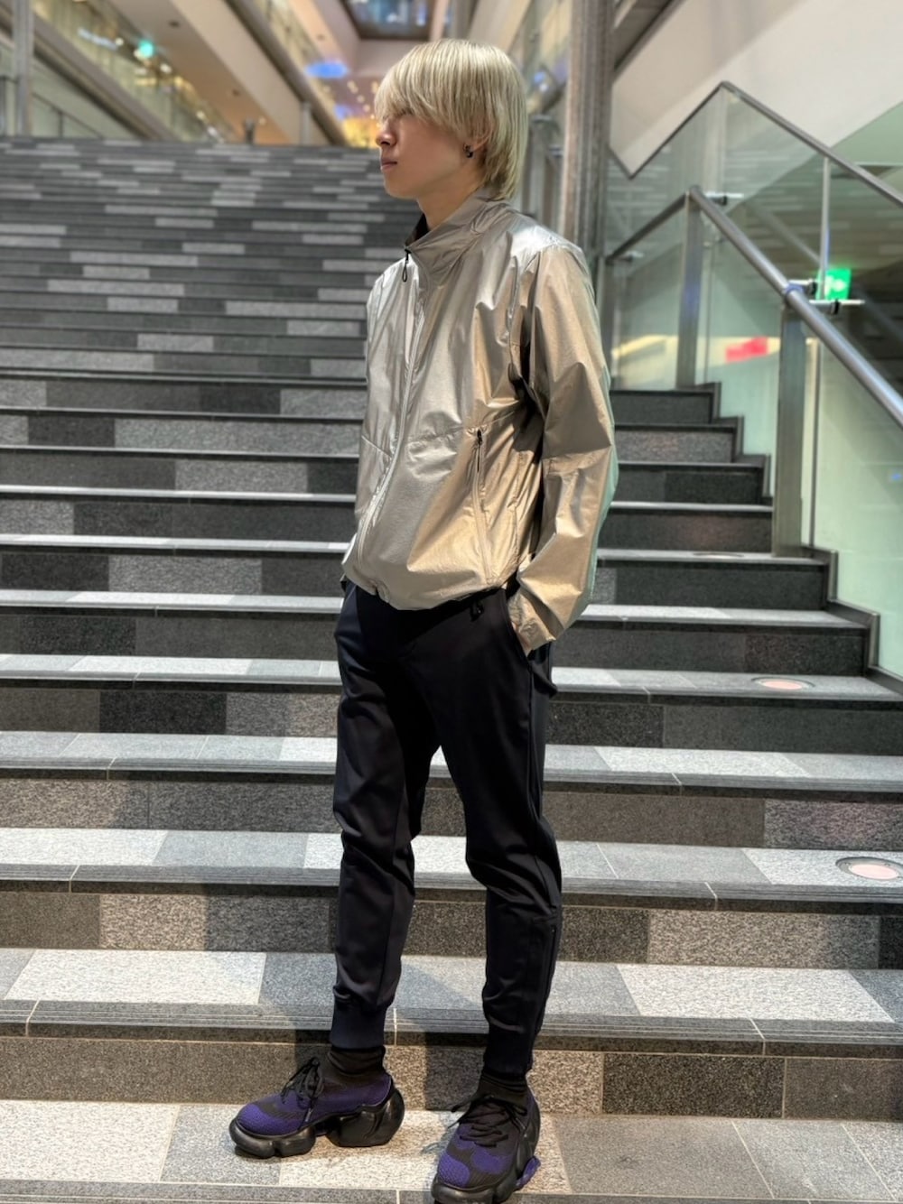 「トラックジャケット、オトナカジュアル、休日コーデ、大人コーデ、ブルゾン、春服、春アウター、ジョガーパンツ」｜「K-3Bのアイテム（その他パンツ、ブラック系）」を使った、K-3B スタッフコーデさん（メンズ・174cm）の春コーディネートの1枚目の写真