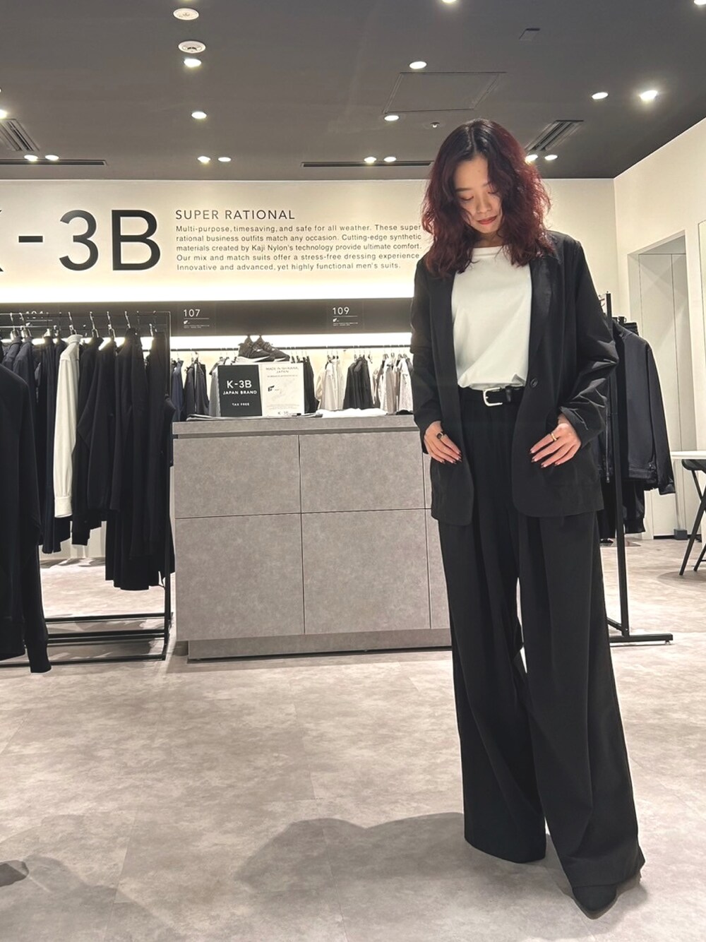 「冬コーデ、大人コーデ、オトナカワイイ、女子会コーデ、休日スタイル、クリスマスコーデ、オトナカジュアル、パンツスタイル、きれいめコーデ、ブラック、高身長コーデ、大人女子、カジュアル、カジュアルコーデ、フォーマル」｜「K-3Bのアイテム（パンツ、ブラック系）」を使った、K-3B スタッフコーデさん（レディース・165cm）の冬コーディネートの1枚目の写真