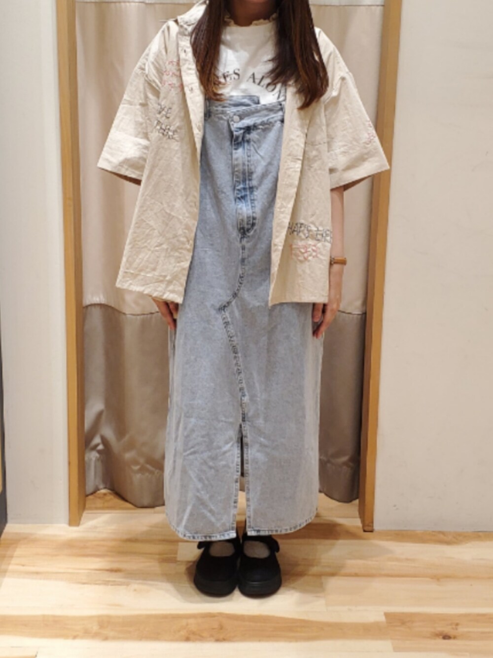 「夏、デニム、Tシャツ×デニム、SM2」｜「SM2のアシメサロペットジャンスカ（ワンピース、ブルー系）」を使った、makomako28さん（レディース・157cm）の春コーディネートの1枚目の写真