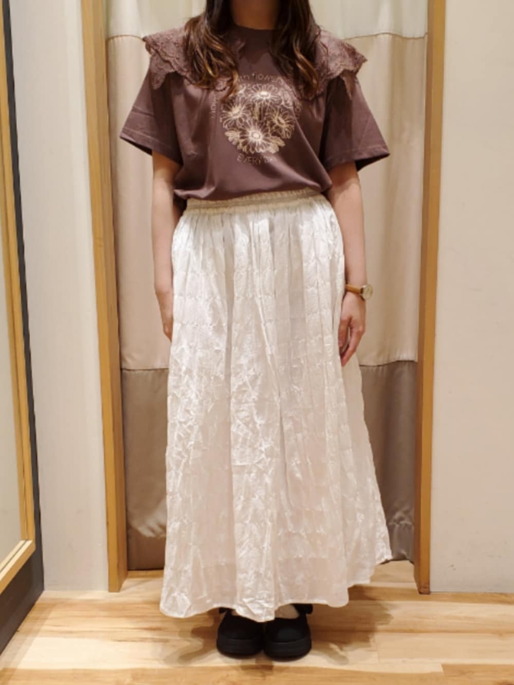 「襟付きシャツ、夏コーデ、白スカート、サマンサ モスモス(Samansa Mos2)」｜「Samansa Mos2のシアーレース襟付Tシャツ（Tシャツ/カットソー、ブラウン系）」を使った、makomako28さん（レディース・157cm）の春コーディネートの1枚目の写真