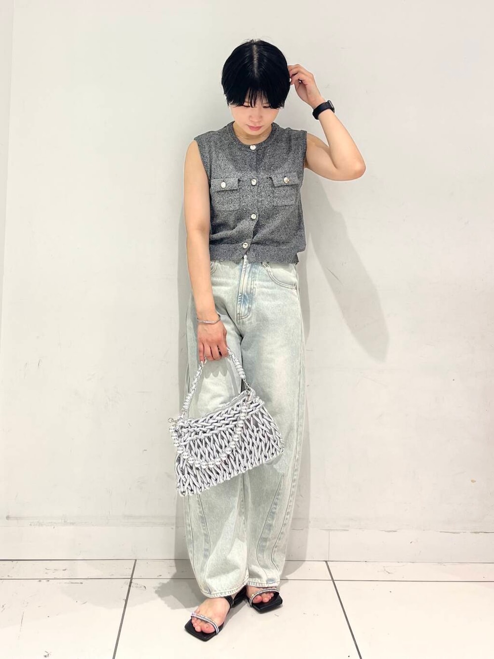 「シンプル、大人カジュアル、デニム、カジュアルコーデ、おでかけ、senseofplace、newarrival、休日スタイル、アクセサリー、サンダルコーデ、天神地下街、旅行コーデ、ブルベ夏、天神地下街店、骨格ウェーブ」｜「RODE SKOのボールチェーン付き編み込みバッグ（ハンドバッグ、ブラック系）」を使った、aik6989さん（レディース・161cm）の夏コーディネートの1枚目の写真