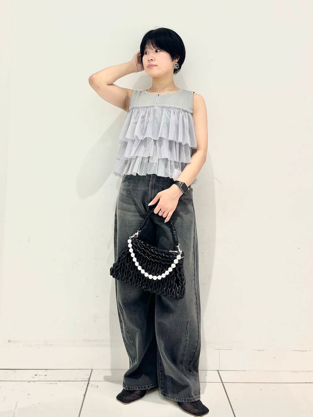 「シンプル、大人カジュアル、デニム、カジュアルコーデ、おでかけ、senseofplace、newarrival、休日スタイル、アクセサリー、サンダルコーデ、天神地下街、旅行コーデ、ブルベ夏、天神地下街店、骨格ウェーブ」｜「RODE SKOのボールチェーン付き編み込みバッグ（ハンドバッグ、ブラック系）」を使った、aik6989さん（レディース・161cm）の夏コーディネートの1枚目の写真