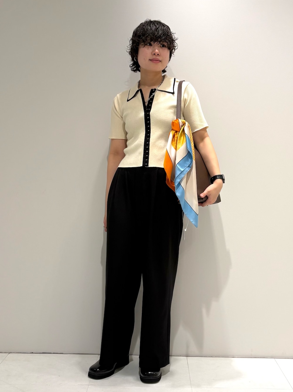 ホワイト系のニット/セーター、ブラック系のその他パンツ、ブラック系のサンダルを着用したレディースの春コーディネートの1枚目の写真