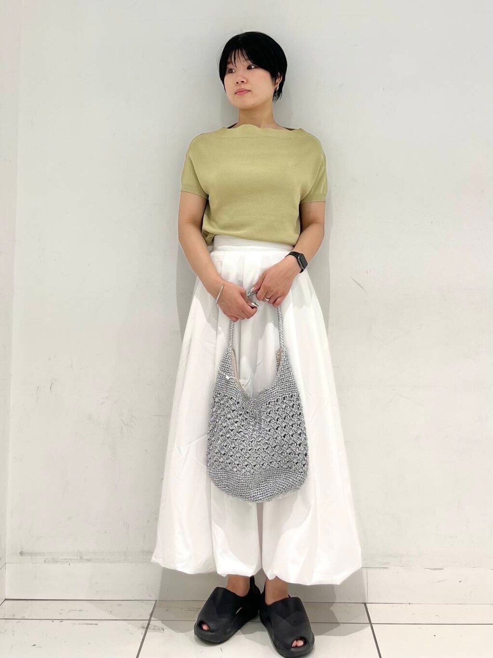 「シンプル、大人カジュアル、カジュアルコーデ、おでかけ、senseofplace、newarrival、休日スタイル、アクセサリー、サンダルコーデ、淡色コーデ、天神地下街、旅行コーデ、ブルベ夏、天神地下街店、骨格ウェーブ」｜「SENSE OF PLACE by URBAN RESEARCHのメタリックヤーンバッグ（ハンドバッグ、シルバー系）」を使った、aikaさん（レディース・161cm）の夏コーディネートの1枚目の写真
