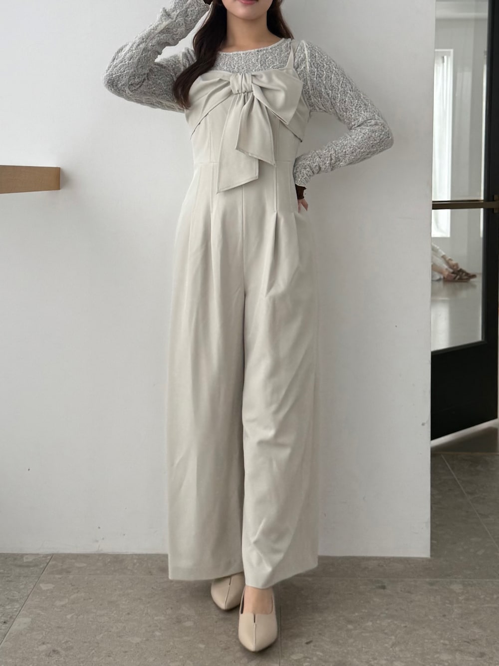 ホワイト系のTシャツ/カットソー、ブラウン系のTシャツ/カットソーを着用したレディースの春コーディネートの1枚目の写真