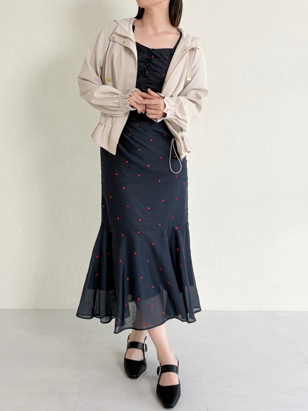 ブルー系のワンピース、ピンク系のその他アウターを着用したレディースの春コーディネートの1枚目の写真