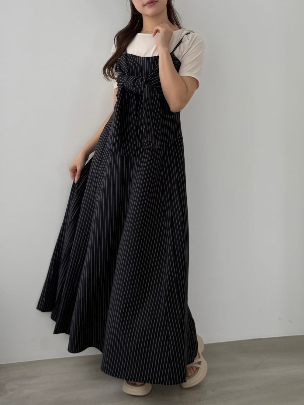 ブルー系のワンピース、ホワイト系のTシャツ/カットソーを着用したレディースの春コーディネートの1枚目の写真