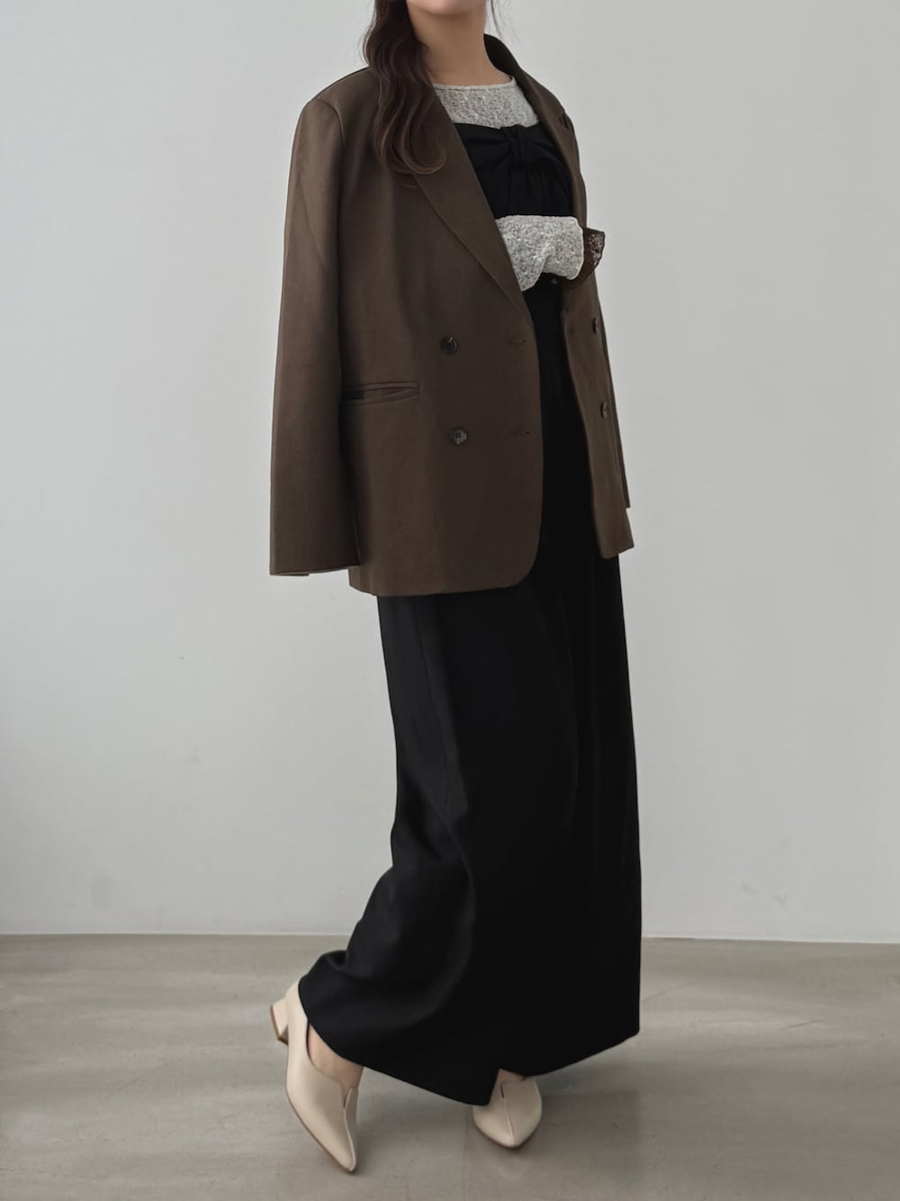 ブラック系のつなぎ/オールインワン、ブラウン系のテーラードジャケットを着用したレディースの春コーディネートの1枚目の写真