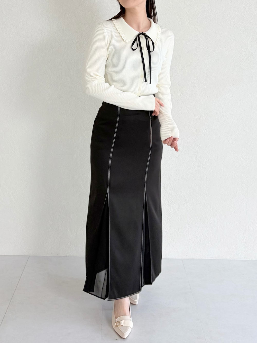 ベージュ系のシューズ、ホワイト系のシャツ/ブラウス、ブラック系のスカートを着用したレディースの春コーディネートの1枚目の写真