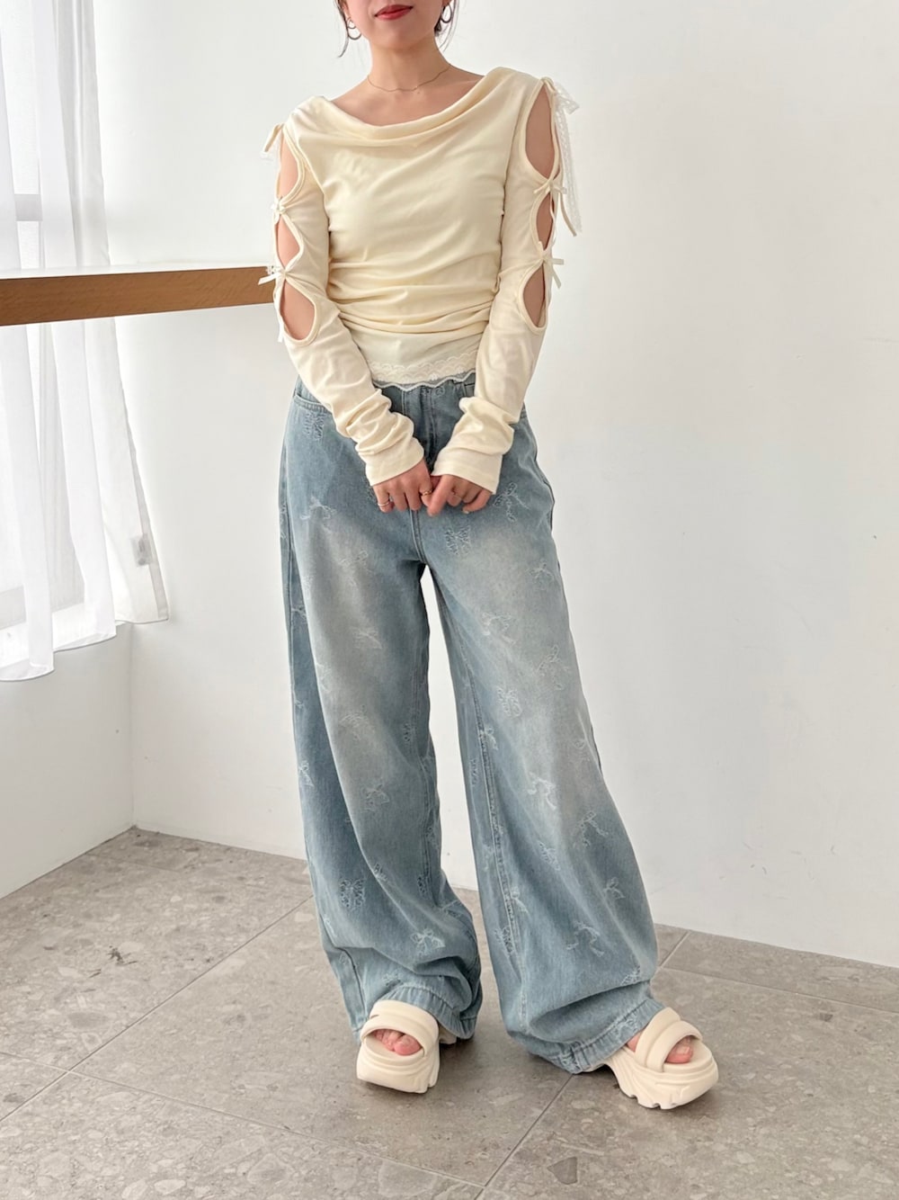 イエロー系のTシャツ/カットソー、ブルー系のその他パンツを着用したレディースの春コーディネートの1枚目の写真