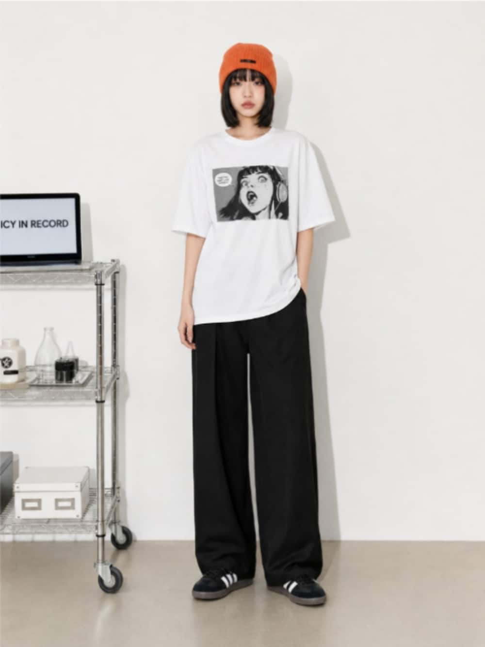 ブラック系のスニーカー、ブラック系のスラックス、ホワイト系のTシャツ/カットソーを着用したレディースの秋コーディネートの1枚目の写真