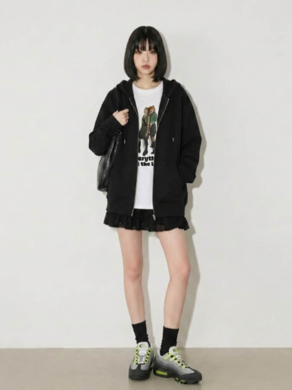 グレー系のスニーカー、ホワイト系のTシャツ/カットソー、ブラック系のスカートを着用したレディースの夏コーディネートの1枚目の写真