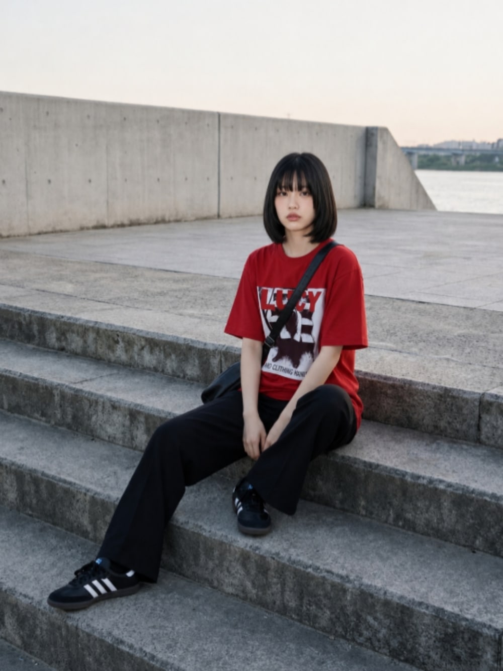 ブラック系のスニーカー、ブラック系のスラックス、ホワイト系のTシャツ/カットソーを着用したレディースの夏コーディネートの1枚目の写真