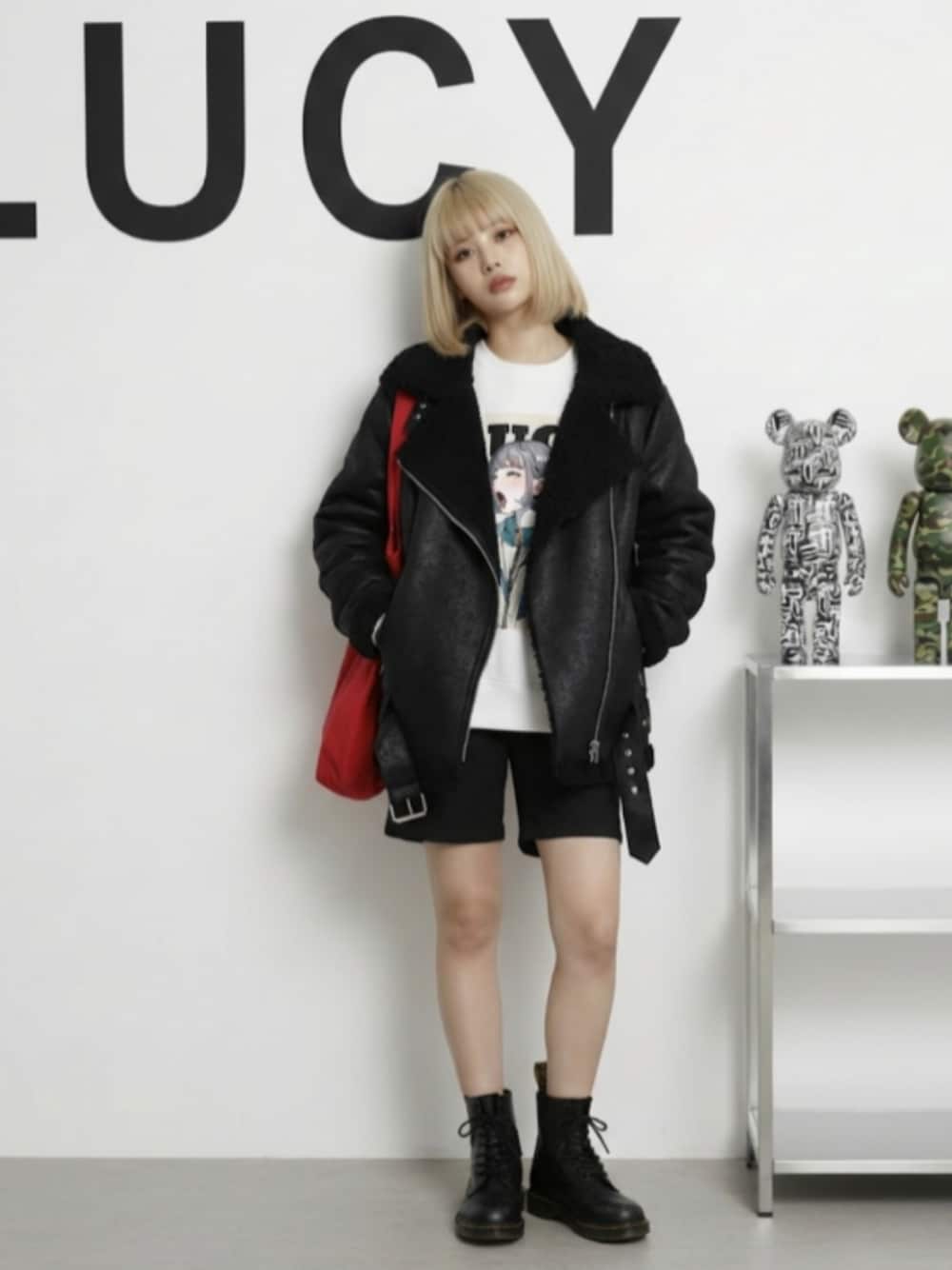 ブラック系のブーツ、グレー系のスウェット、ブラック系のムートンコートを着用したレディースの秋コーディネートの1枚目の写真