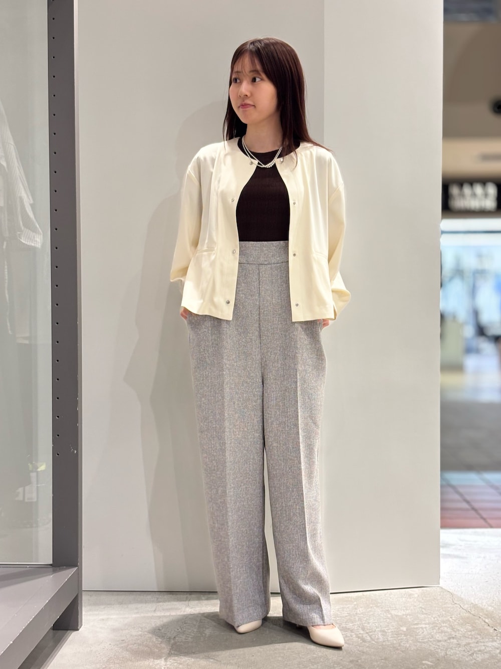 「低身長コーデ、デートコーデ、きれいめカジュアル、オトナカワイイ、楽チンコーデ、きれいめコーディネート、大人コーデ、低身長女子、150cm台コーデ、サスペンダー、サスペンダーパンツ、オフィス、オフィスカジュアル、オフィススタイル、オフィスコーデ」｜「abahouse mavieのシャーリングボーダー半袖Tシャツ（Tシャツ/カットソー、ブラウン系）」を使った、Toyotaさん（骨格ウェーブ・レディース・153cm）の夏コーディネートの1枚目の写真