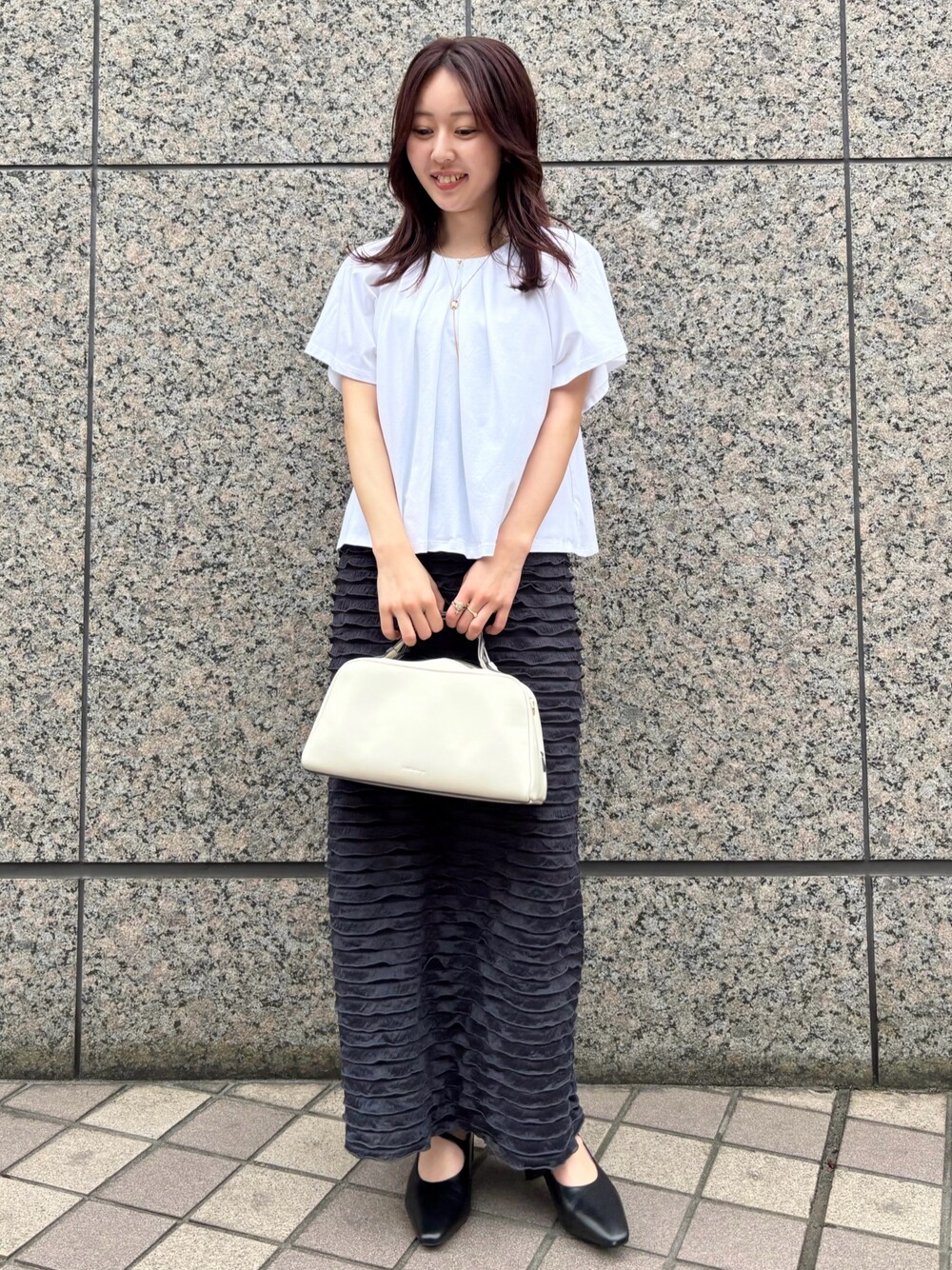 ホワイト系のTシャツ/カットソー、グレー系のスカート、ホワイト系のショルダーバッグを着用したレディースの春コーディネートの1枚目の写真