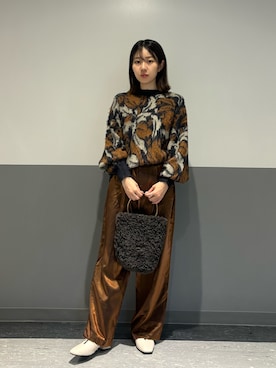 「サテンパンツ」｜「アイテム（スラックス）」を使った、Toyotaさん（レディース・153cm）の秋コーディネート