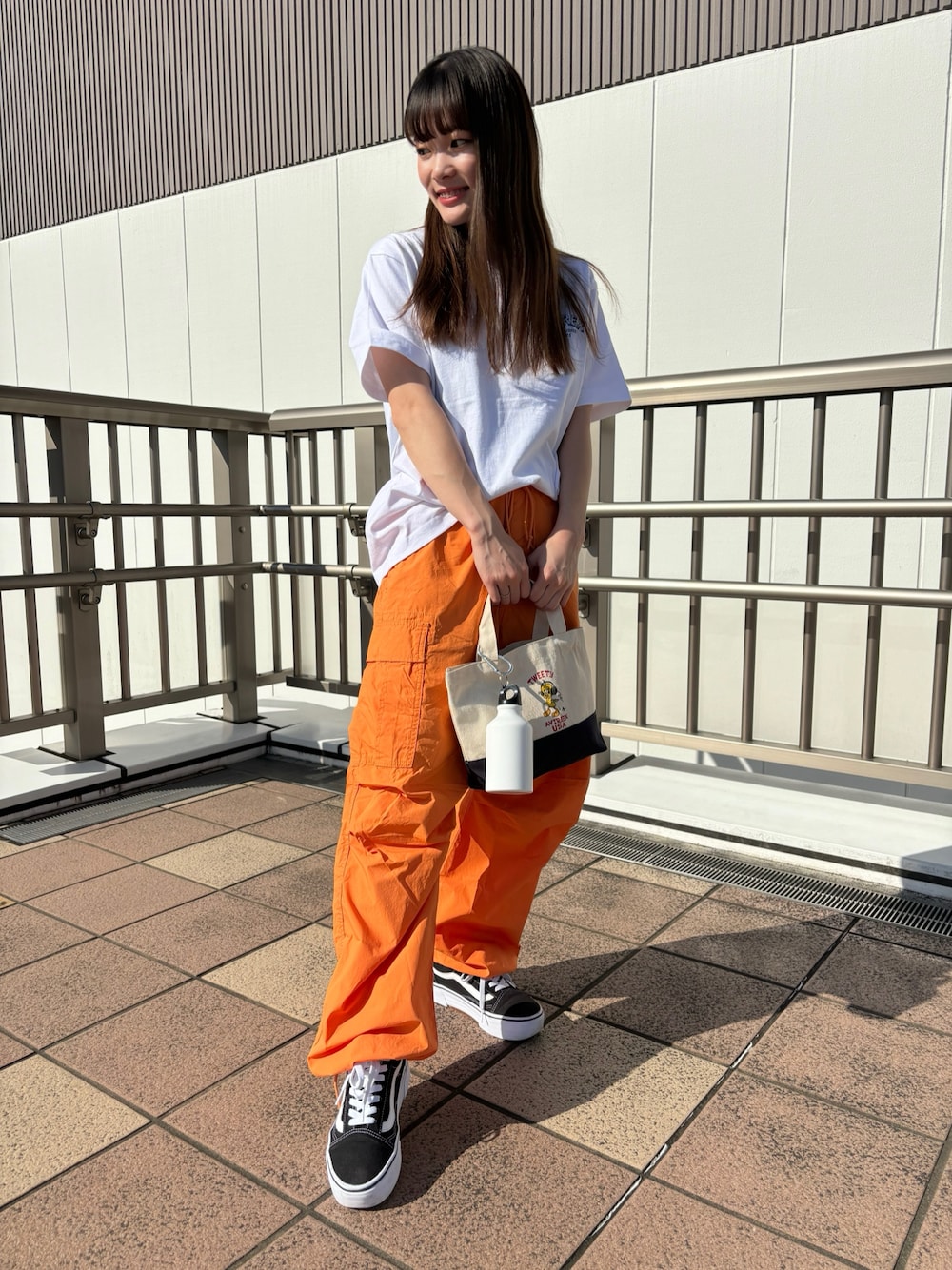「ロゴT、AVIREX、メンズライク、半袖Ｔシャツ、カジュアルコーデ、夏服、おでかけコーデ、Looney Tunes、AVIREXBelle、tomcat」｜「AVIREXの《直営店限定》FROLIDA TOMCAT T-SHIRT/フロリダ トムキャットTシャツ（Tシャツ/カットソー、ホワイト系）」を使った、なつさん（レディース・152cm）の春コーディネートの1枚目の写真