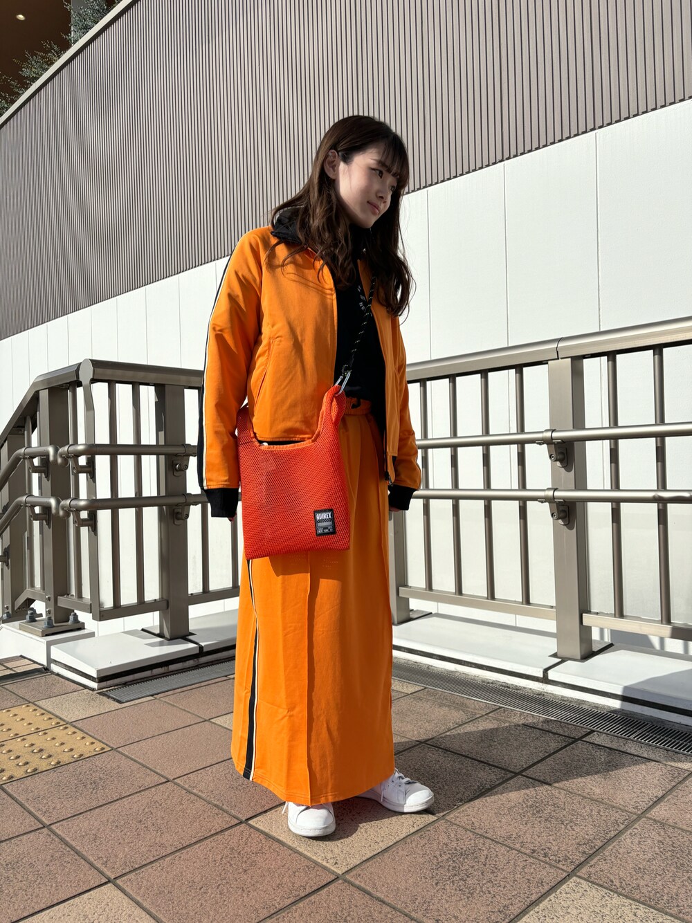 ジャージ（オレンジ系）を使った「セットアップ」の人気ファッション