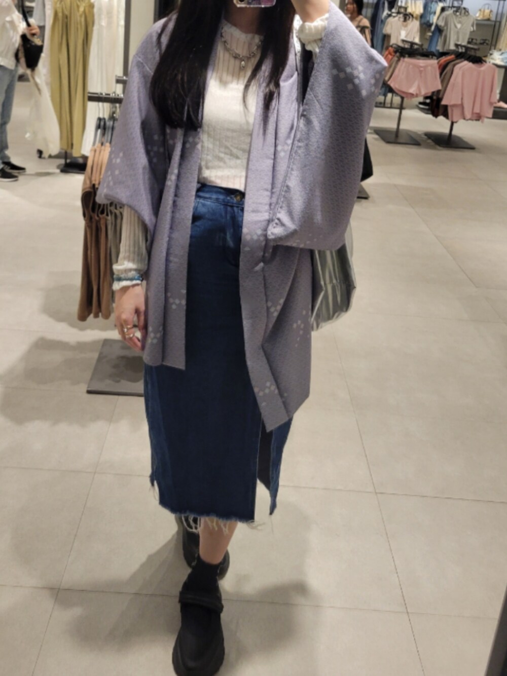 「ootd、ootdtw、休閒、丹寧、女人味、白T」｜「GUのアイテム（スニーカー、ブラック系）」を使った、Ame Kazamaさん（レディース・171cm）の春コーディネートの1枚目の写真