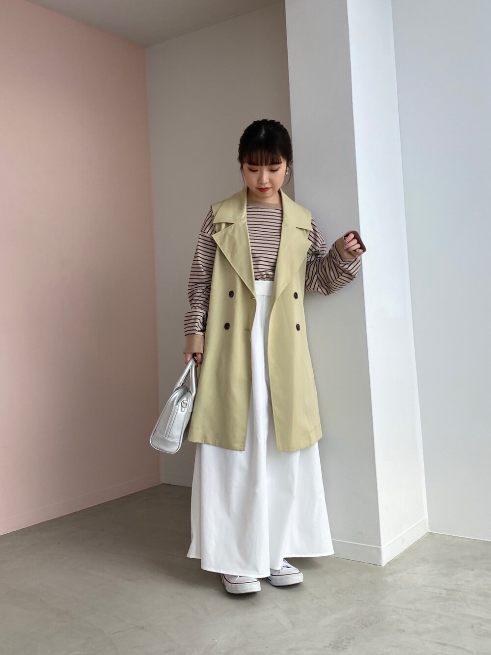 「大人カジュアル、きれいめカジュアル、春服、グリーン、ピスタチオ、ボーダートップス、ジレ、148cm、148cmコーデ、Ray Cassin、converse、スニーカーコーデ、ボストンバッグ、ロングスカート、春コーデ」｜「RAY CASSINのトレンチジレ（ジャケット/アウター、グリーン系）」を使った、misumiさん（レディース・148cm）の春コーディネートの1枚目の写真