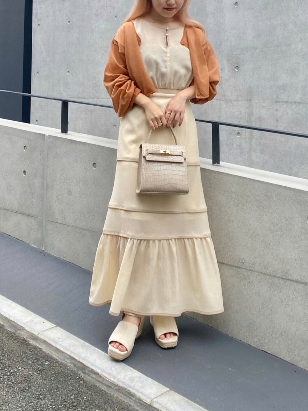 「Ray Cassin、低身長コーデ、148cm、ワンピース、シアー、シアーカーディガン、低身長、カーディガン、フェミニン、ハンドバッグ、ジュートサンダル、パイピング」｜「RAY CASSINのパイピングティアードフレンチワンピース（ワンピース、ホワイト系）」を使った、misumiさん（レディース・148cm）の秋コーディネートの1枚目の写真