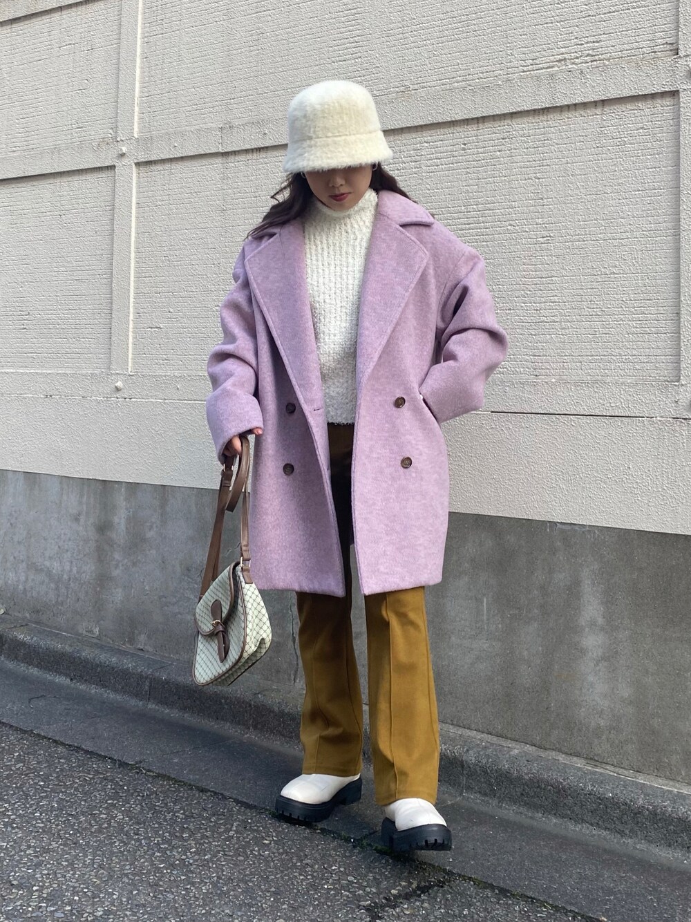「カジュアル、低身長コーデ、秋冬コーデ、秋トレンド2021、バケットハット、アウター、低身長、148cm、148cmコーデ、Ray Cassin、ENsMOL.、カラーパンツ、カラーコーデ、ピンク、タックパンツ」｜「RAY CASSINのシャギーバケットハット（ハット、ホワイト系）」を使った、misumiさん（レディース・148cm）の秋コーディネートの1枚目の写真