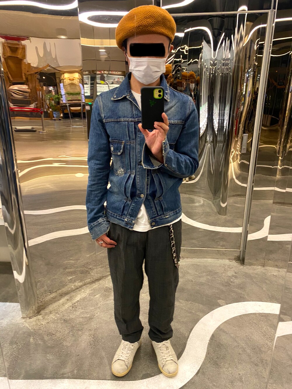 「秋服、休日スタイル、ベレー帽、デニムジャケット、Tシャツ、チェックパンツ、スニーカー、スタンスミス、ウォレットチェーン」｜「古着のアイテム（ハンチング/ベレー帽、ブラウン系）」を使った、タニさんさん（メンズ・169cm）の秋コーディネートの1枚目の写真