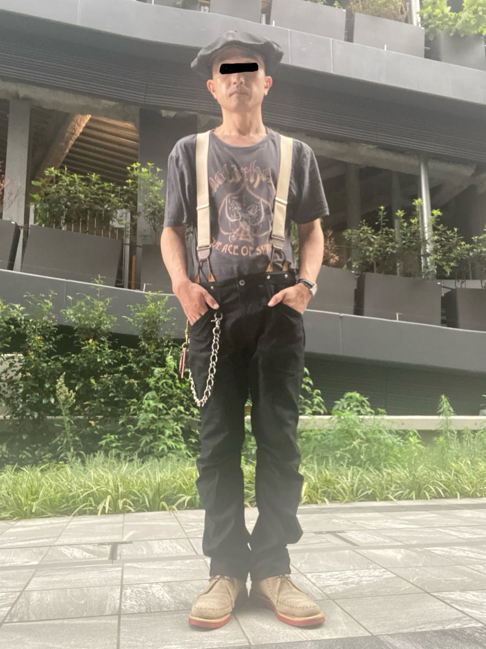 「夏コーデ、お出かけコーデ、休日スタイル、夏だ！Tシャツ着よう！、大人コーデ、ロック、キャスケット、Tシャツ、ロックT、サスペンダー、チノパン、ウォレットチェーン、腕時計、ブーツ、タックイン」｜「不明のアイテム（キャスケット、ブラック系）」を使った、タニさんさん（メンズ・169cm）の夏コーディネートの1枚目の写真