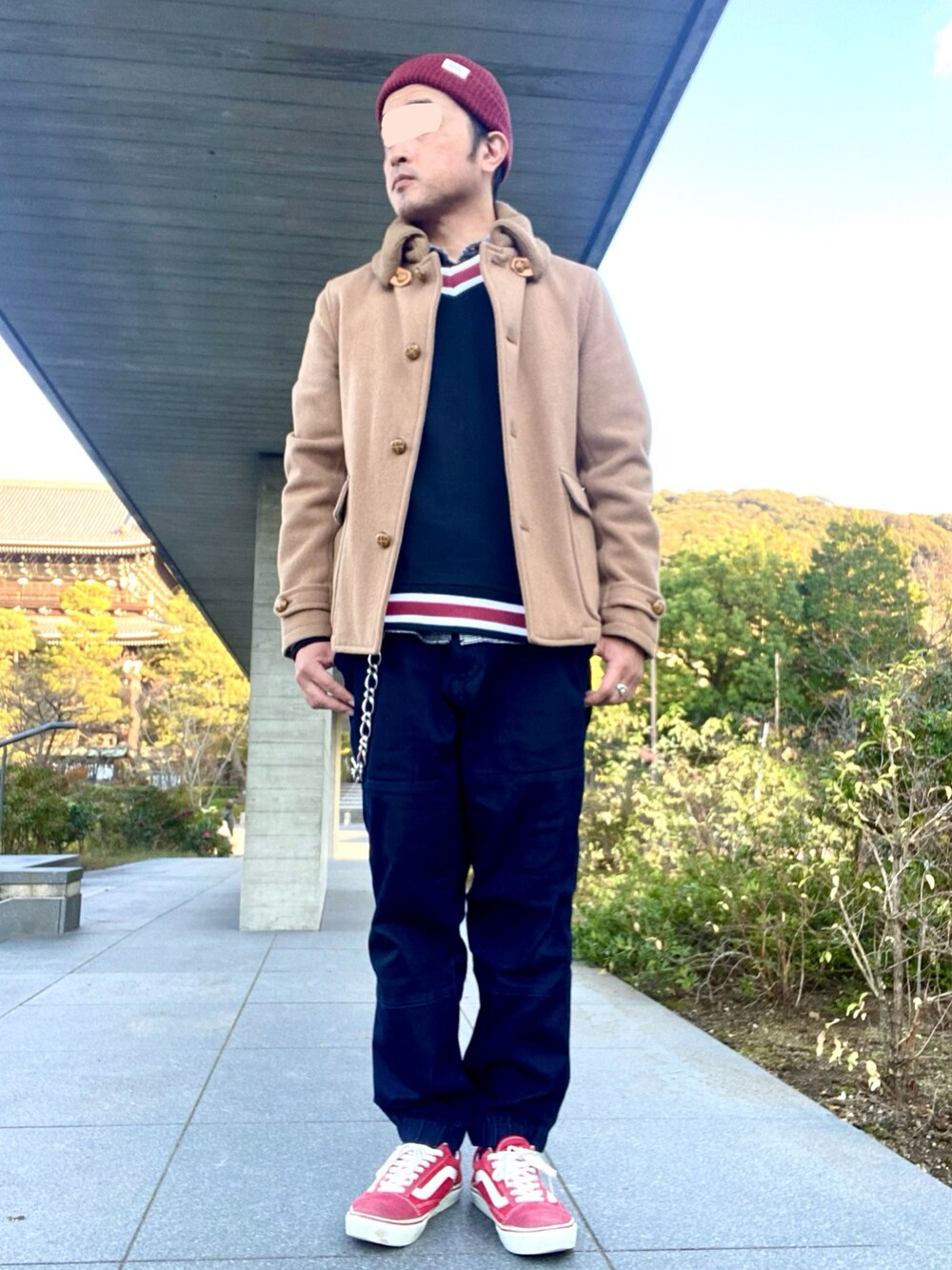 「冬コーデ、オトナカジュアル、お出かけコーデ、ニット帽、ジャケット、ネルシャツ、スウェット、ウォレットチェーン、デニム、デニムパンツ、スニーカー、オールドスクール、ファッションを楽しもう、休日スタイル」｜「不明のアイテム（ニットキャップ/ビーニー、レッド系）」を使った、タニさんさん（メンズ・169cm）の冬コーディネートの1枚目の写真