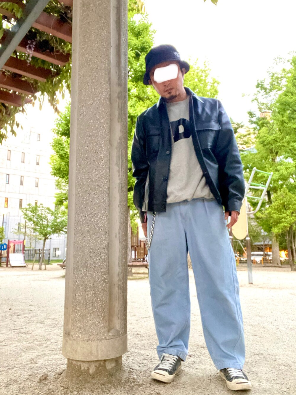 「春コーデ、ストリート、古着MIX、バケットハット、レザージャケット、スウェット、ウォレットチェーン、デニム、デニムパンツ、ワイドパンツ、オーバーサイズ、スニーカー、ジャックパーセル」｜「不明のアイテム（ハット、ブラック系）」を使った、タニさんさん（メンズ・169cm）の春コーディネートの1枚目の写真