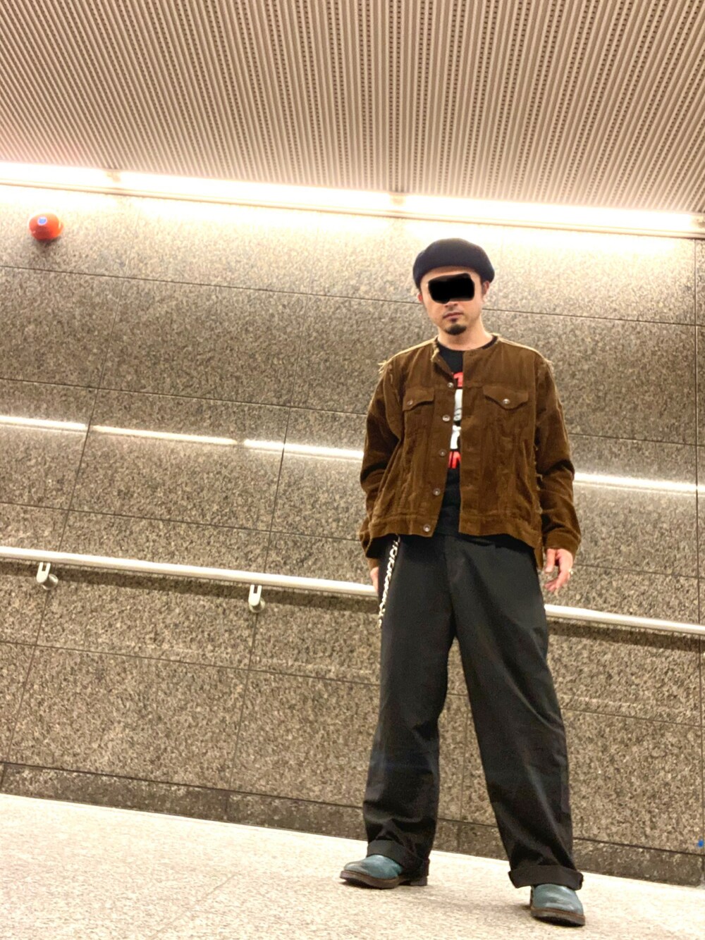 「春コーデ、グランジ、ベレー帽、ノーカラージャケット、コーデュロイ、コーデュロイジャケット、Tシャツ、バンドT、ウォレットチェーン、スラックス、ワイドパンツ、ブーツ、お出かけコーデ日記」｜「SPINNSのアイテム（ハンチング/ベレー帽、ブラック系）」を使った、タニさんさん（メンズ・169cm）の春コーディネートの1枚目の写真