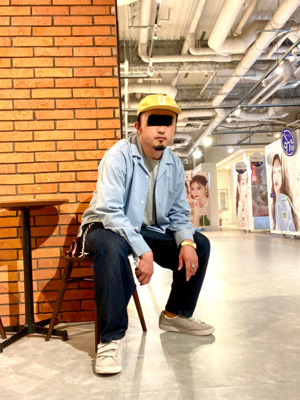 「春コーデ、シンプルスタイル、GUコーデ、キャップ、シャツ、オープンカラーシャツ、Tシャツ、ポケットＴシャツ、ウォレットチェーン、デニム、デニムパンツ、ワイドパンツ、腕時計、スニーカー、リラックススタイル」｜「RAGEBLUEのアイテム（キャップ、イエロー系）」を使った、タニさんさん（メンズ・169cm）の春コーディネートの1枚目の写真