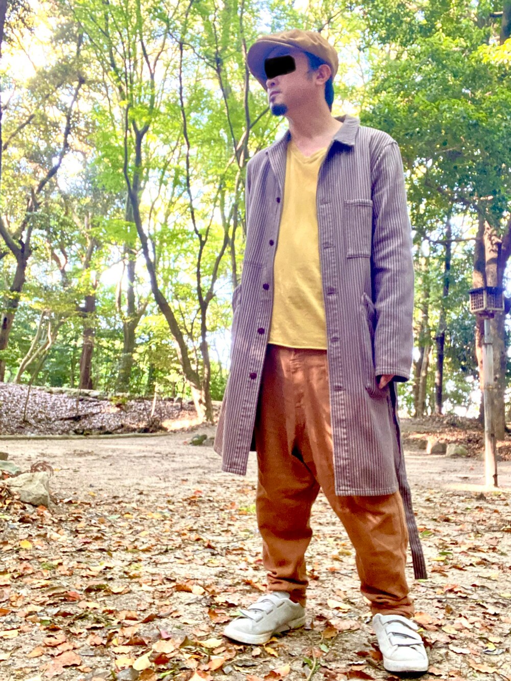 「春コーデ、古着、暖色系、キャスケット、スプリングコート、Tシャツ、無地T、サルエルパンツ、スニーカー」｜「古着のアイテム（キャスケット、ブラウン系）」を使った、タニさんさん（メンズ・169cm）の春コーディネートの1枚目の写真