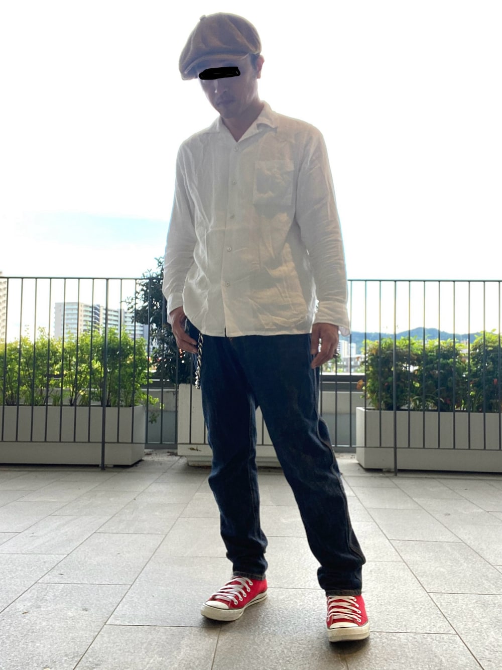 「夏コーデ、春夏コーデ、シンプル、おでかけコーデ、休日スタイル、古着MIX、キャスケット、シャツスタイル、シャツ、刺繍シャツ、ウォレットチェーン、デニム、デニムパンツ、スニーカー、オールスター」｜「不明のアイテム（キャスケット、ベージュ系）」を使った、タニさんさん（メンズ・169cm）の夏コーディネートの1枚目の写真