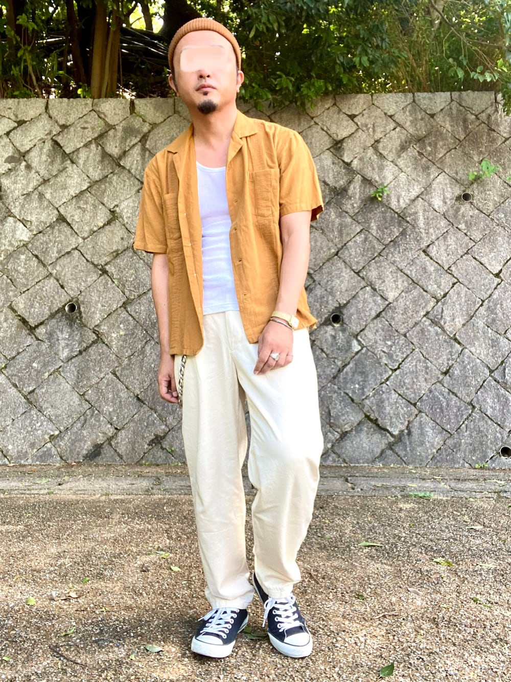 「夏コーデ、アツいコーデ全部見せ、リゾートスタイル、ニット帽、サマーニット、シャツスタイル、キューバシャツ、タンクトップ、腕時計、ウォレットチェーン、チノパン、ワイドパンツ、スニーカー、オールスター、シャツコーデ」｜「不明のアイテム（ニットキャップ/ビーニー、ブラウン系）」を使った、タニさんさん（メンズ・169cm）の夏コーディネートの1枚目の写真