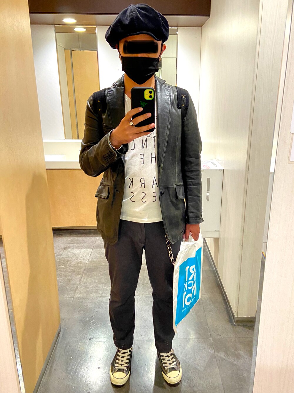 「秋コーデ、シンプル、古着、古着MIX、キャスケット、レザージャケット、Tシャツ、ウォレットチェーン、デニム、ブラックデニム、レギンスパンツ、スニーカー、オールスター」｜「古着のアイテム（キャスケット、ブラック系）」を使った、タニさんさん（メンズ・169cm）の秋コーディネートの1枚目の写真