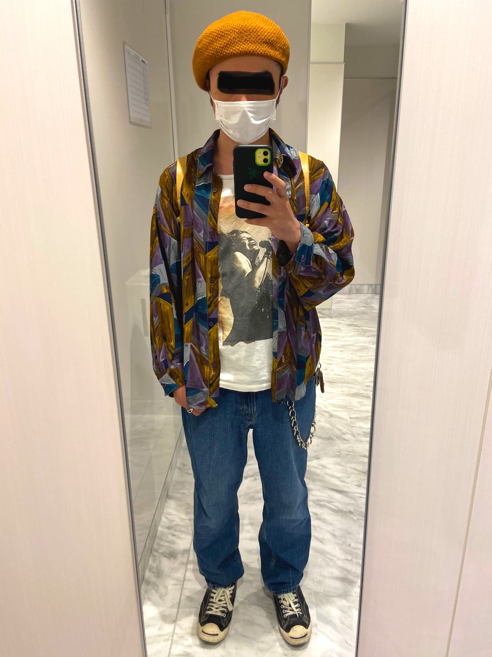 「夏コーデ、春夏コーデ、古着、古着MIX、ベレー帽、柄シャツ、シャツスタイル、Tシャツ、アーティストTシャツ、ウォレットチェーン、デニム、デニムパンツ、スニーカー、ジャックパーセル」｜「古着のアイテム（ハンチング/ベレー帽、ブラウン系）」を使った、タニさんさん（メンズ・169cm）の夏コーディネートの1枚目の写真