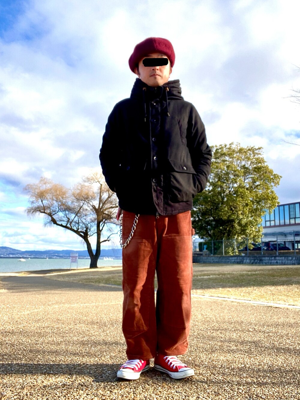 「冬コーデ、オーバーサイズ、お出かけコーデ、きれいめカジュアル、休日スタイル、ベレー帽、ジャケット、フーディー、ウォレットチェーン、コーデュロイパンツ、ワイドパンツ、スニーカー、オールスター、ジャケットスタイル、シンプルコーデ」｜「SENSE OF PLACE by URBAN RESEARCHのアイテム（ハンチング/ベレー帽、レッド系）」を使った、タニさんさん（メンズ・169cm）の冬コーディネートの1枚目の写真