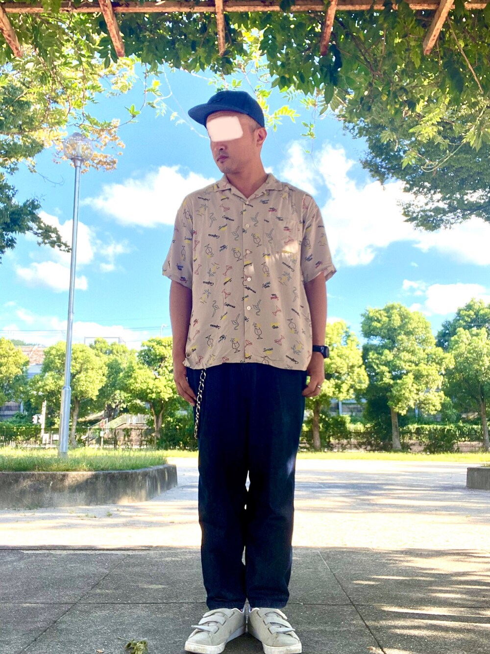 「夏コーデ、リゾートスタイル、カジュアル、キャップ、ジェットキャップ、シャツ、オープンカラーシャツ、柄シャツ、シャツスタイル、腕時計、ウォレットチェーン、デニム、デニムパンツ、ワイドパンツ、スニーカー」｜「RAGEBLUEのアイテム（キャップ、ブルー系）」を使った、タニさんさん（メンズ・169cm）の秋コーディネートの1枚目の写真