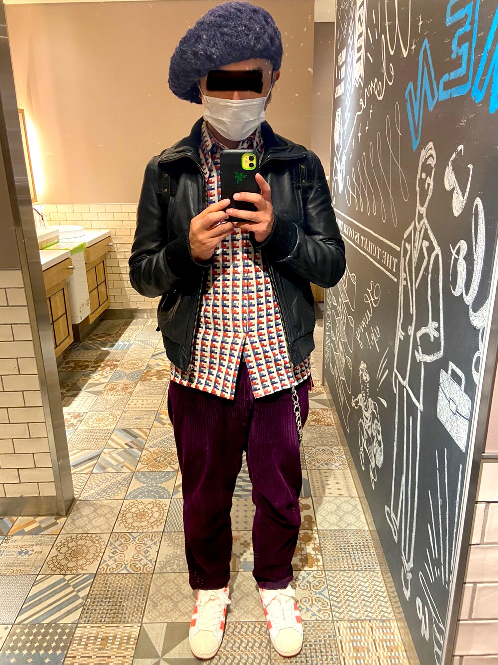 ブラック系のライダースジャケット、その他のシャツ/ブラウス、レッド系のその他パンツを着用したメンズの秋コーディネートの1枚目の写真