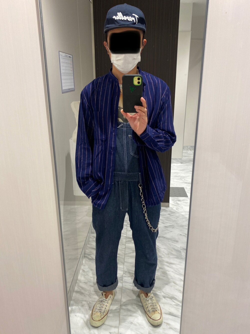 「休日スタイル、秋冬コーデ、ワーク、キャップ、オーバーオール、Tシャツ、ネルシャツ、ノーカラーシャツ、ストライプシャツ、スニーカー、オールスター」｜「GLOBAL WORKのアイテム（キャップ、ブルー系）」を使った、タニさんさん（メンズ・169cm）の秋コーディネートの1枚目の写真