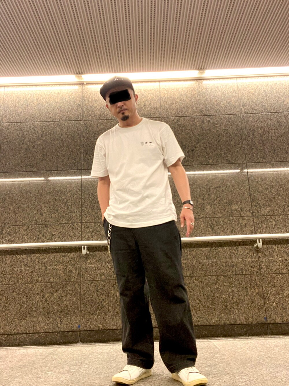 「夏コーデ、ストリート、ストリートコーデ、キレイめ、キャップ、Tシャツ、ロックT、ウォレットチェーン、デニム、ブラックデニム、ワイドパンツ、ワイドデニム、スニーカー、夏だ！Tシャツ着よう！、シンプル」｜「BEN DAVISのアイテム（キャップ、ブラック系）」を使った、タニさんさん（メンズ・169cm）の夏コーディネートの1枚目の写真