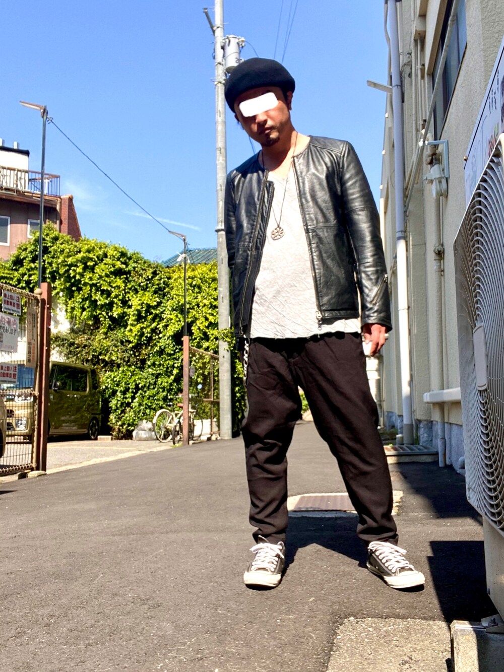 「春コーデ、古着MIX、ベレー帽、レザージャケット、レザー、ライダース、ノーカラージャケット、Tシャツ、ウォレットチェーン、サルエルパンツ、スニーカー、オールスター、ロック」｜「SPINNSのアイテム（ハンチング/ベレー帽、ブラック系）」を使った、タニさんさん（メンズ・169cm）の春コーディネートの1枚目の写真