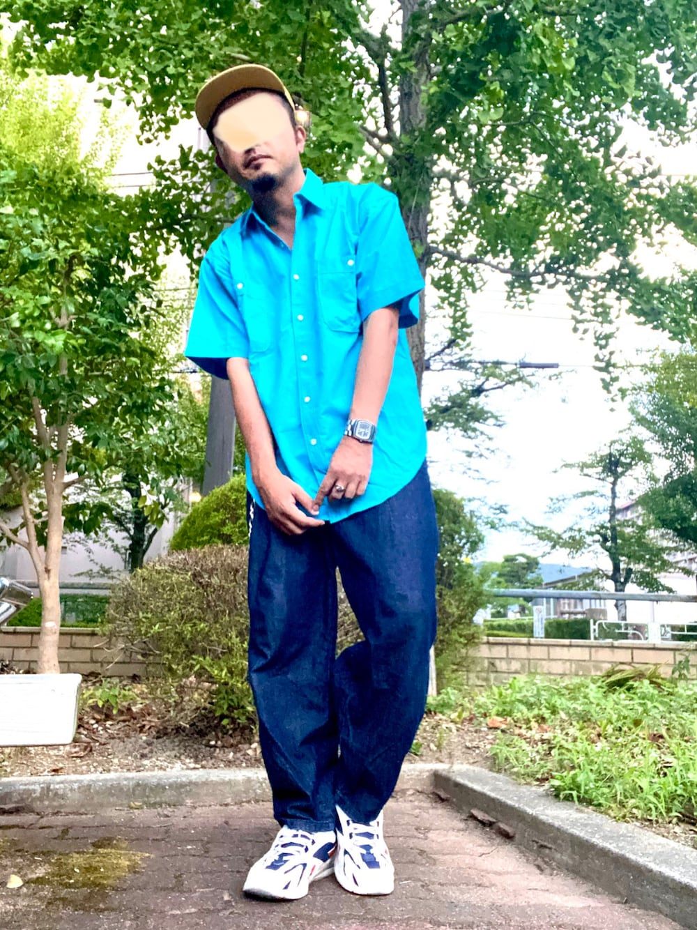 「夏コーデ、休日コーデ、シンプルスタイル、シャツスタイル、古着MIX、キャップ、シャツ、腕時計、デニム、デニムパンツ、ワイドパンツ、スニーカー、ハイテクスニーカー、ビッグシルエット、ブルー」｜「RAGEBLUEのアイテム（キャップ、イエロー系）」を使った、タニさんさん（メンズ・169cm）の夏コーディネートの1枚目の写真